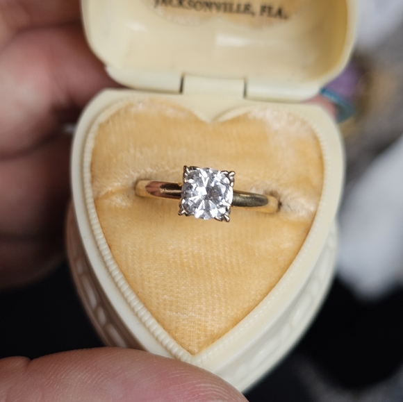 14k white spinel ring size 7.5. Stamped 14k. Resizeable by a jeweler. Looks just - Picture 4 of 9